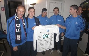 remise du maillot dédicacé par tous les joueurs