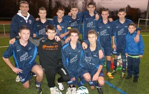 Les U19 équipe 2 avec leur mascotte